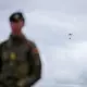 Generalleutnant Christian Freuding vor Drohne am Himmel  - Bild: Kay Nietfeld/dpa