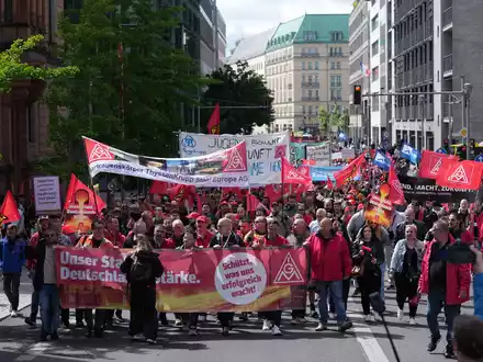 Nach Angaben der IG Metall beteiligten sich in Berlin rund 1.700 Beschäftigte aus mehr als 40 Betrieben. - Foto: Sven Kaeuler/dpa