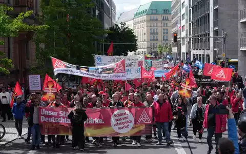 Nach Angaben der IG Metall beteiligten sich in Berlin rund 1.700 Beschäftigte aus mehr als 40 Betrieben. - Foto: Sven Kaeuler/dpa