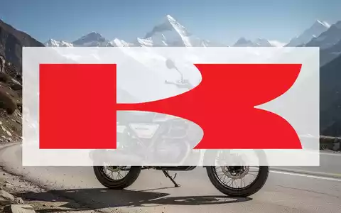 Eine neue Kawasaki HIMALAYAN Motorrad auf einer kurvenreichen Bergstraße im Himalaya, mit schneebedeckten Gipfeln im Hintergrund. - Foto: über boerse-global.de