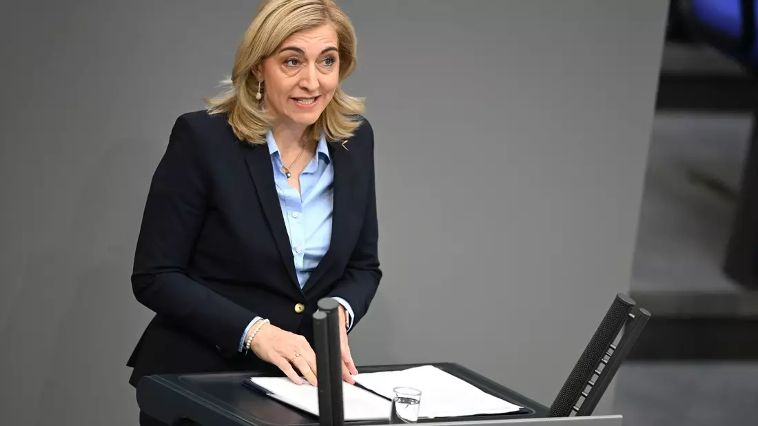 Ministerin Warken wirbt, stabile Beiträge seien kein Selbstzweck.  - Bild: Elisa Schu/dpa