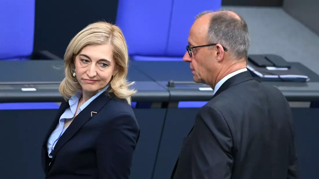 Kanzler Friedrich Merz hat seiner Ministerin beim Sparziel den Rücken gestärkt. - Bild: Elisa Schu/dpa