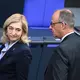 Kanzler Friedrich Merz hat seiner Ministerin beim Sparziel den Rücken gestärkt. - Bild: Elisa Schu/dpa