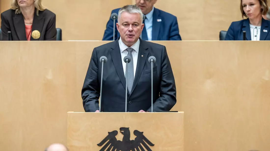 Ministerpräsident Schnieder warnte vor einer Gefährdung von Versorgungsstrukturen. - Bild: Michael Kappeler/dpa