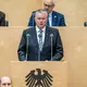 Ministerpräsident Schnieder warnte vor einer Gefährdung von Versorgungsstrukturen. - Bild: Michael Kappeler/dpa