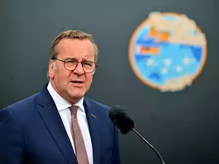 Verteidigungsminister Boris Pistorius (SPD) hat noch keine Entscheidung über Projektpartner für die Entwicklung eines neuen Kampfflugzeugs getroffen.  - Foto: Sebastian Gollnow/dpa
