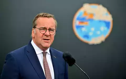 Verteidigungsminister Boris Pistorius (SPD) hat noch keine Entscheidung über Projektpartner für die Entwicklung eines neuen Kampfflugzeugs getroffen.  - Foto: Sebastian Gollnow/dpa