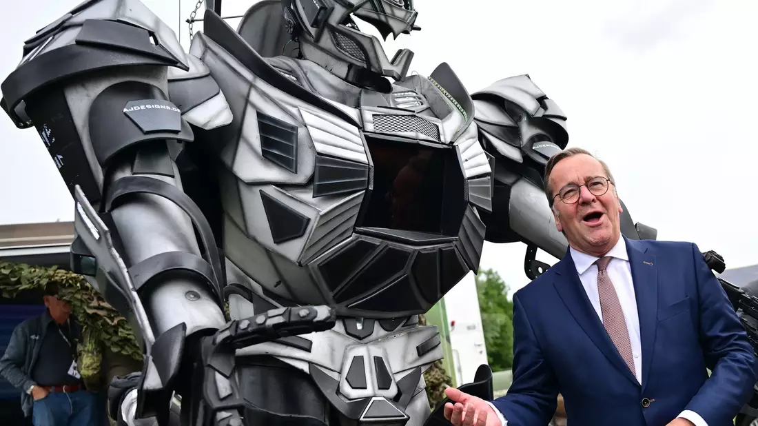 Pistorius ließ sich von der Bundeswehr auf der ILA neben Fluggeräten auch eine Werbefigur zur Personalgewinnung zeigen.  - Bild: Sebastian Gollnow/dpa