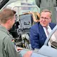 Ein Bundeswehr-Soldat zeigt dem Minister auf der ILA einen Tornado-Simulator.  - Bild: Sebastian Gollnow/dpa