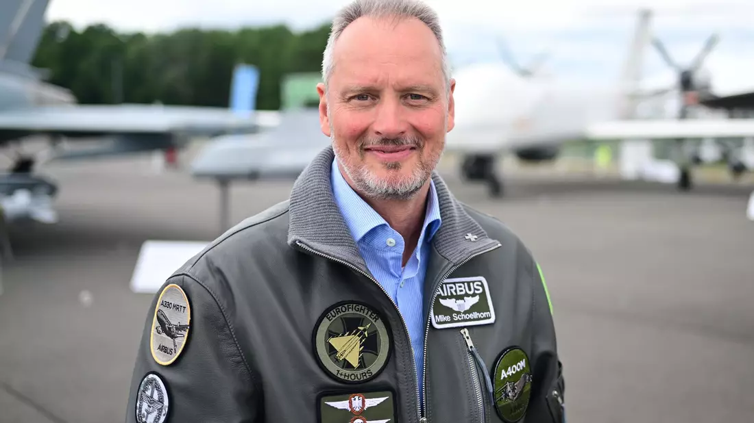 Michael Schöllhorn, Chef von Airbus Defence and Space, will mit seinem Unternehmen auch weiterhin an einem neuen Kampfflugzeug mitarbeiten.  - Bild: Sebastian Christoph Gollnow/dpa