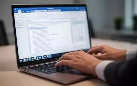 Hands typing on a laptop keyboard, with blurred Microsoft Word and Excel interfaces on the screen. - Foto: über boerse-global.de