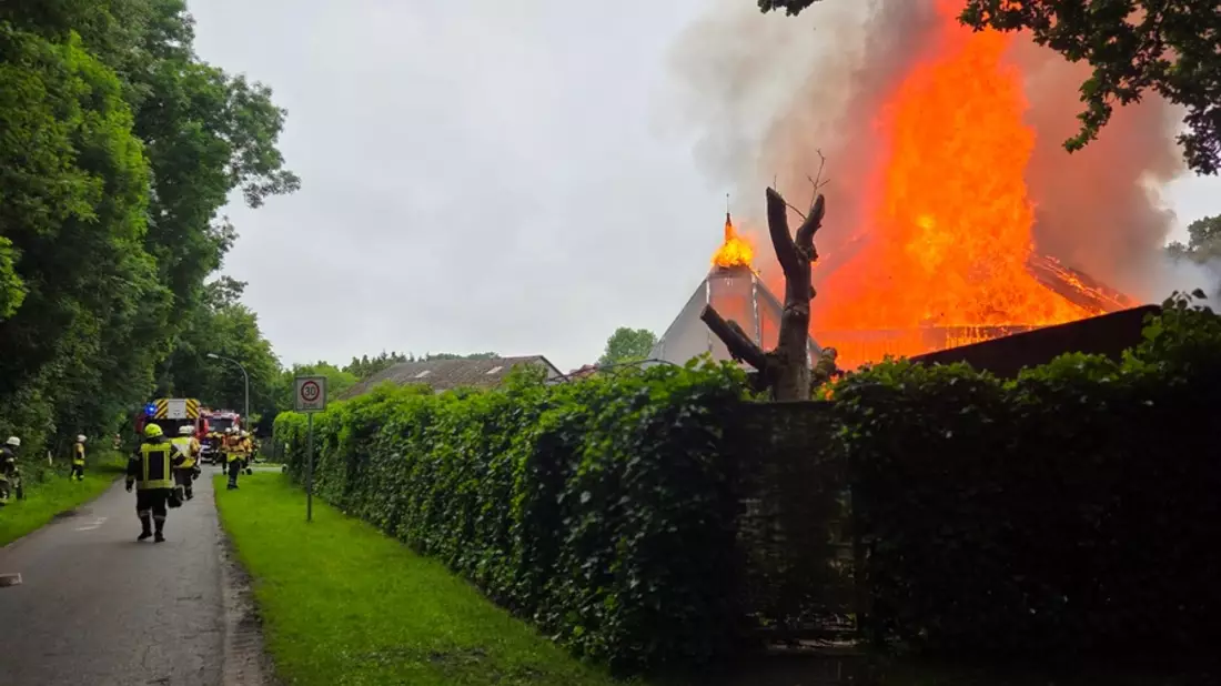 FW-ROW: Gebäudebrand in Söhlingen fordert zahlreiche Einsatzkräfte - Wohnhaus vollständig zerstört - Bild: presseportal.de