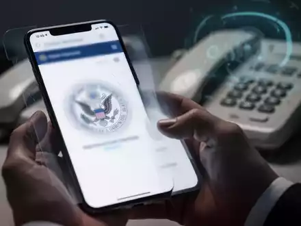 Ein Smartphone zeigt eine gefälschte Website, während im Hintergrund ein Telefon klingelt, das Betrug und digitale Bedrohung symbolisiert. - Foto: über boerse-global.de