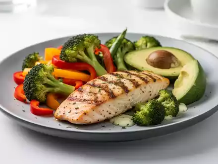 Ein appetitlich angerichtetes, proteinreiches und kohlenhydratarmes Gericht mit Hähnchen, Gemüse und Avocado auf einem modernen Teller. - Foto: über boerse-global.de