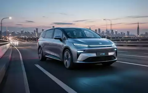 Ein futuristischer, eleganter XPeng X9 Elektro-Minivan fährt bei Dämmerung auf einer modernen Autobahn. - Foto: über boerse-global.de