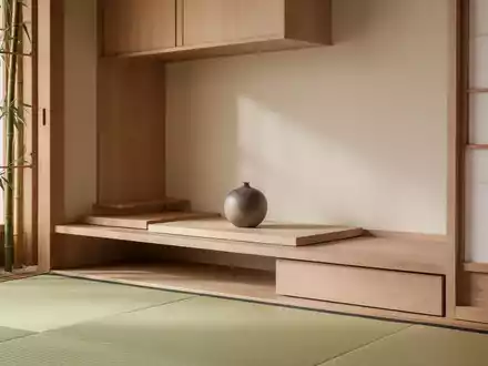 Eine minimalistische, helle und aufgeräumte Wohnung im japanischen Stil mit Holzelementen und sanftem Licht, die Ordnung und Ruhe ausstrahlt. - Foto: über boerse-global.de