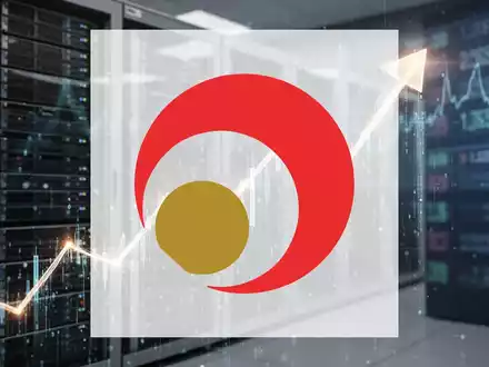 Eine stilisierte, aufwärts gerichtete Linie, die Wachstum darstellt, über einem verschwommenen Hintergrund moderner Serverracks. - Foto: über boerse-global.de