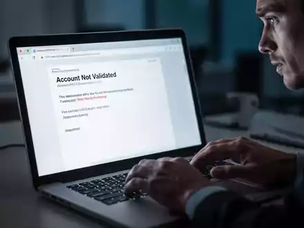 Close-up of a laptop screen showing a phishing email with an urgent 'Account Not Validated' subject line. - Foto: über boerse-global.de