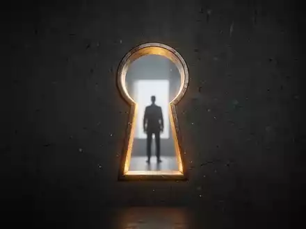 Ein stilisiertes, leuchtendes Schlüsselloch in einer dunklen Wand mit einer Personensilhouette in der Ferne, das Transparenz symbolisiert. - Foto: über boerse-global.de