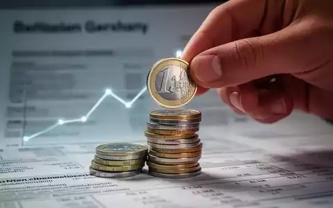 Eine Hand legt eine Euro-Münze auf einen Stapel Münzen, mit Finanzdokumenten und einem steigenden Diagramm im Hintergrund. - Foto: über boerse-global.de