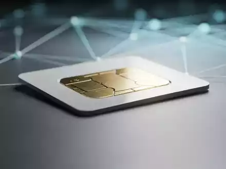 Eine SIM-Karte liegt auf einem verschwommenen Hintergrund mit digitalen Kommunikationsnetzwerken. - Foto: über boerse-global.de