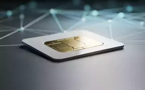 Eine SIM-Karte liegt auf einem verschwommenen Hintergrund mit digitalen Kommunikationsnetzwerken. - Foto: über boerse-global.de
