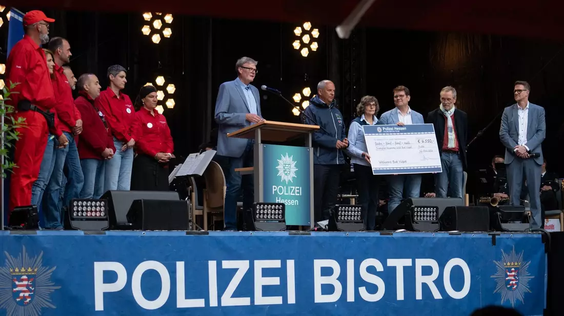 POL-HPE: Fassanstich in Fulda - Innenminister Roman Poseck eröffnet das Polizei Bistro auf dem 63. Hessentag - Bild: presseportal.de