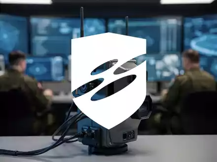 Ein modernes Drohnenabwehrsystem mit Antennen und Sensoren im Vordergrund, unscharfer Hintergrund eines Militärkommandostandes. - Foto: über boerse-global.de