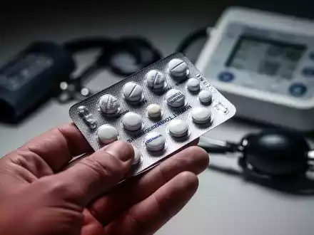 Nahaufnahme einer Hand, die eine Blisterpackung mit Paracetamol-Pillen hĂ€lt, mit unscharfem medizinischem Hintergrund. - Foto: ĂŒber boerse-global.de