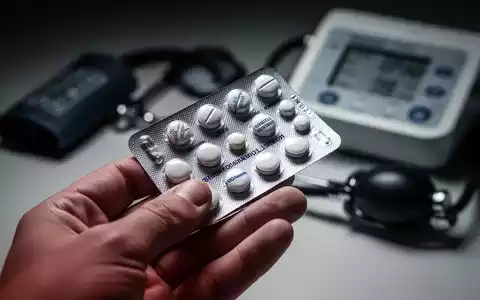 Nahaufnahme einer Hand, die eine Blisterpackung mit Paracetamol-Pillen hält, mit unscharfem medizinischem Hintergrund. - Foto: über boerse-global.de