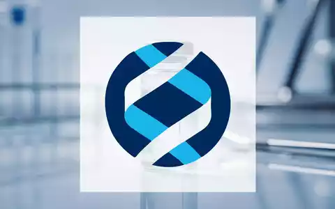 Eine einzelne Medizinflasche mit der Aufschrift ONS-5010 auf einer sterilen Oberfläche in einem Labor. - Foto: über boerse-global.de