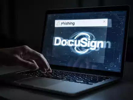 A hand over a laptop keyboard, displaying a malicious phishing email with a distorted DocuSign logo. - Foto: über boerse-global.de