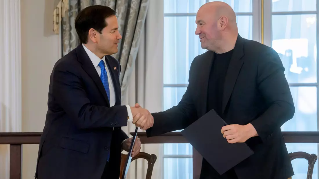 US-Außenminister Marco Rubio und UFC-Boss Dana White unterzeichnen eine Absichtserklärung für eine Partnerschaft.  - Bild: Rod Lamkey/AP/dpa