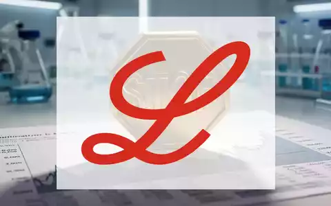 Ein stilisiertes Stoppschild aus Messing wirft einen langen Schatten auf einen Finanzbericht und ein verwischtes Pharmaforschungslabor im Hintergrund. - Foto: über boerse-global.de