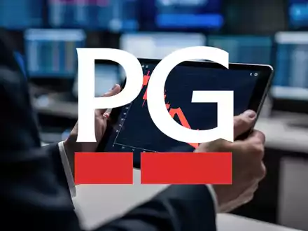 Hände eines Finanzanalysten halten ein Tablet mit einem fallenden Aktienkursdiagramm für Partners Group. - Foto: über boerse-global.de