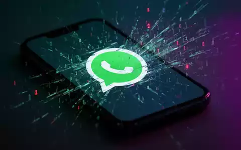 Ein stilisiertes Smartphone mit einem verzerrten WhatsApp-Logo und digitalen Glitch-Effekten, die ein Datenleck andeuten. - Foto: über boerse-global.de