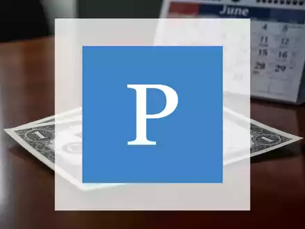 Ein Nahaufnahme einer Aktie von Prospect Capital auf einem Holztisch, mit einem unscharfen Kalender im Hintergrund, der Juni hervorhebt. - Foto: über boerse-global.de