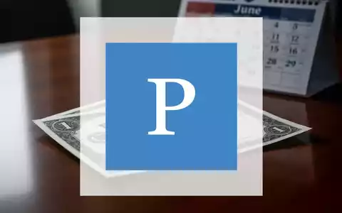 Ein Nahaufnahme einer Aktie von Prospect Capital auf einem Holztisch, mit einem unscharfen Kalender im Hintergrund, der Juni hervorhebt. - Foto: über boerse-global.de