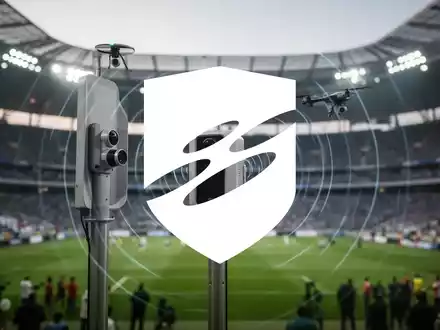 Ein modernes Anti-Drohnen-System mit Sensoren vor einem großen Stadion bei einem Event. - Foto: über boerse-global.de