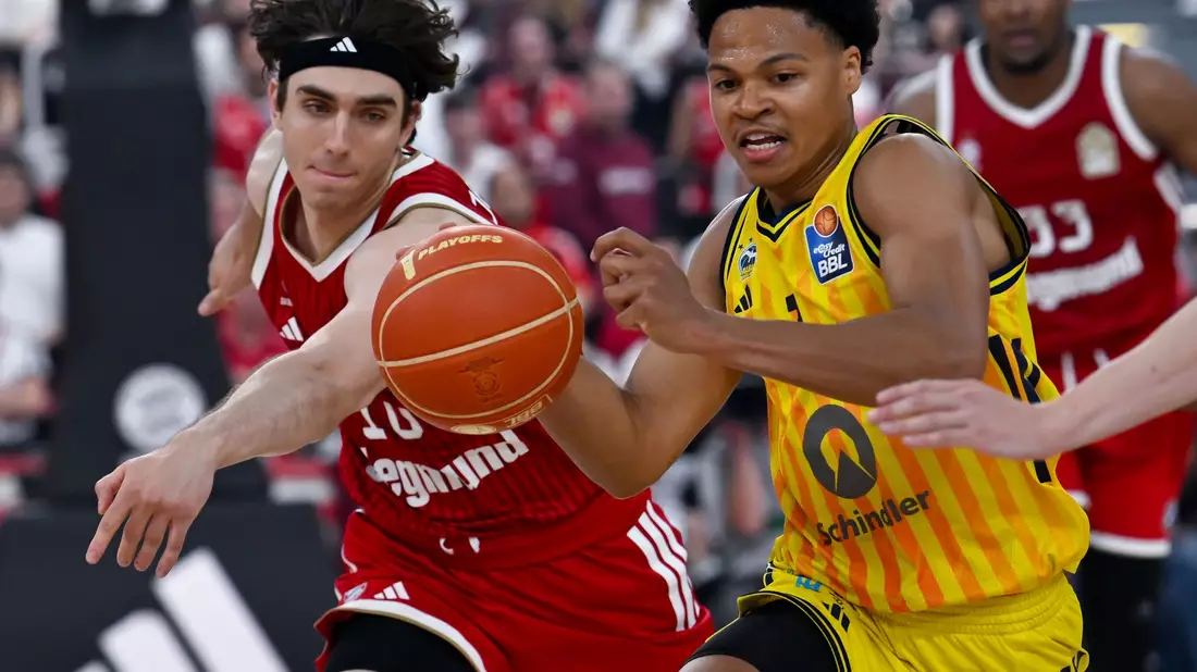 Bayern-Profi Jessup (links) und Berlins Kayil kämpfen um den Ball. - Bild: Sven Hoppe/dpa