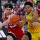 Bayern-Profi Jessup (links) und Berlins Kayil kämpfen um den Ball. - Bild: Sven Hoppe/dpa