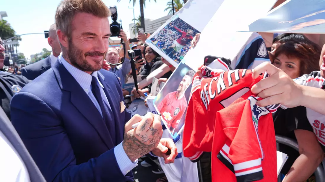 Der gefeierte Fußballstar gab Autogramme.  - Bild: Chris Pizzello/Invision/AP/dpa