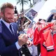 Der gefeierte Fußballstar gab Autogramme.  - Bild: Chris Pizzello/Invision/AP/dpa