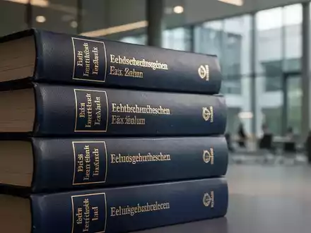 Ein Stapel deutscher Gesetzbücher zum Steuerrecht, mit unscharfem Hintergrund eines modernen Bürogebäudes. - Foto: über boerse-global.de