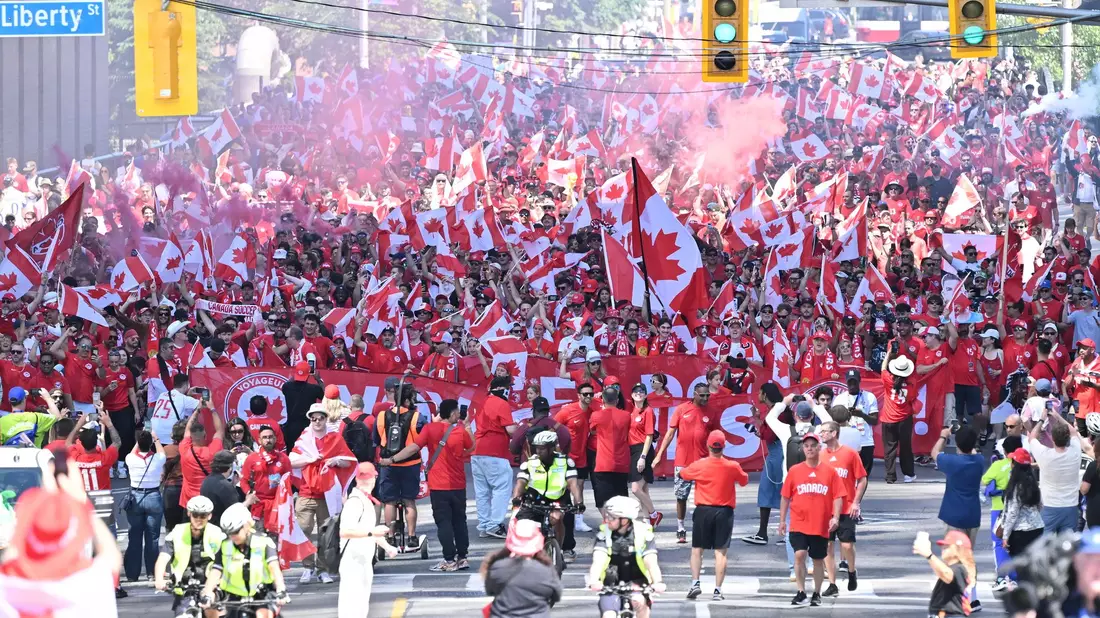 Kanadas Fans auf dem Weg zum Stadion. - Bild: Jon Blacker/Canadian Press via ZUMA Press/dpa