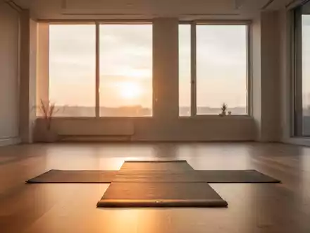 Eine ruhige, minimalistische Yoga-Studio-Szene bei Sonnenaufgang, mit einer einzelnen Yogamatte, die von weichem, natürlichem Licht beleuchtet wird. - Foto: über boerse-global.de