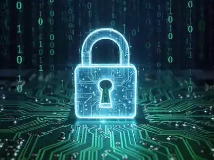 A glowing padlock icon over a circuit board with binary code, symbolizing digital security and vulnerabilities in PC systems. - Foto: über boerse-global.de