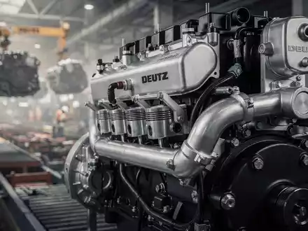 Nahaufnahme eines modernen Deutz-Motors mit sichtbaren Metallkomponenten in einer industriellen Umgebung, die Produktion und Auftragseingang andeutet. - Foto: über boerse-global.de