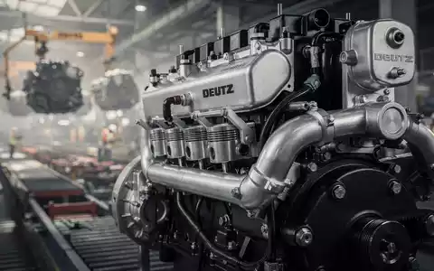 Nahaufnahme eines modernen Deutz-Motors mit sichtbaren Metallkomponenten in einer industriellen Umgebung, die Produktion und Auftragseingang andeutet. - Foto: über boerse-global.de