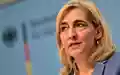 Stellt manche Vorgaben für Pflegeheime in Frage: Gesundheitsministerin Warken. (Foto Archiv)  - Foto: Sebastian Gollnow/dpa